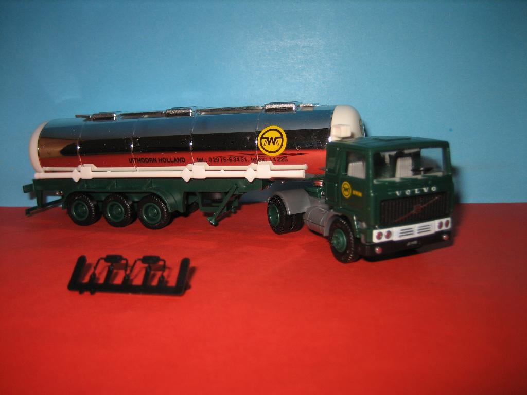 NWM-Uithoorn NL  VOLVO 10  met tank-oplegger  Herpa, Hobby en Vrije tijd, Ophalen of Verzenden, Zo goed als nieuw, Bus of Vrachtwagen