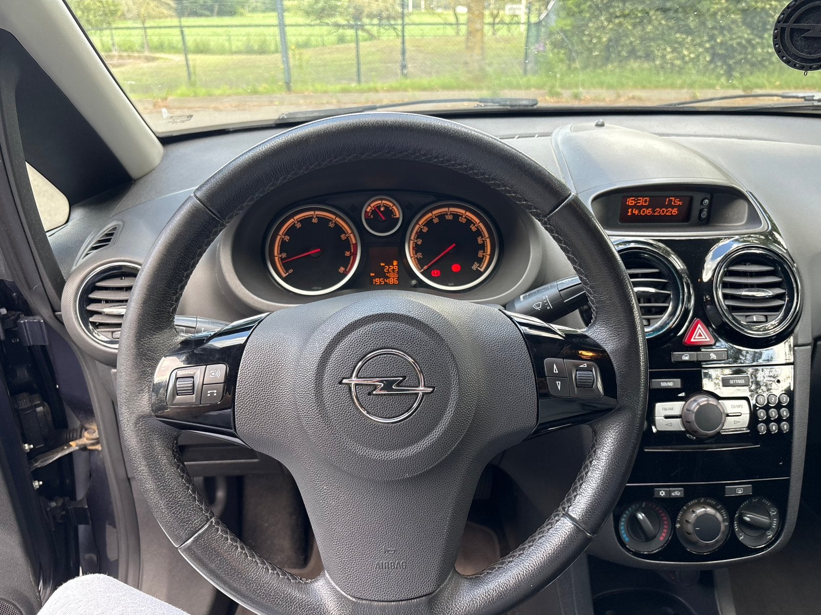 Foto 14 van Opel Corsa 1.2 Ecoflex 51KW 3D 2010 Grijs