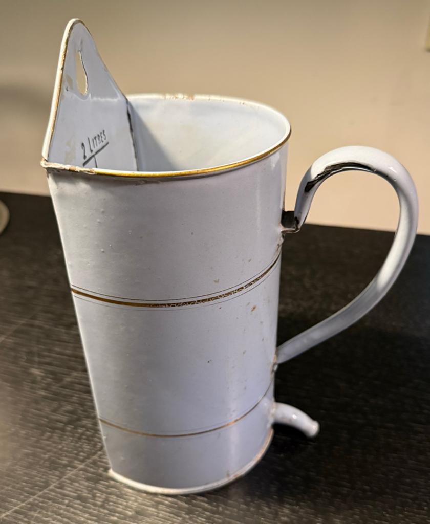 Emaillen kan met tuit licht blauw goud, Antiek en Kunst, Antiek | Emaille, Ophalen of Verzenden