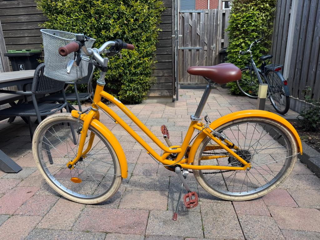 B'TWIN kinderfiets 24 inch - geel met voormandje, Ophalen, 20 inch of meer, Gebruikt, Velgrem