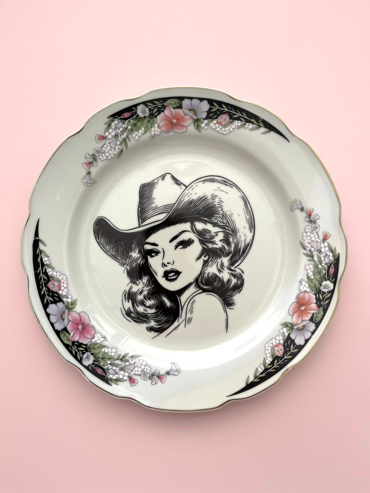 Wandbord “Cowgirl Glamour”, Gebruikt, 24 cm, Meerkleurig, Steen/keramiek