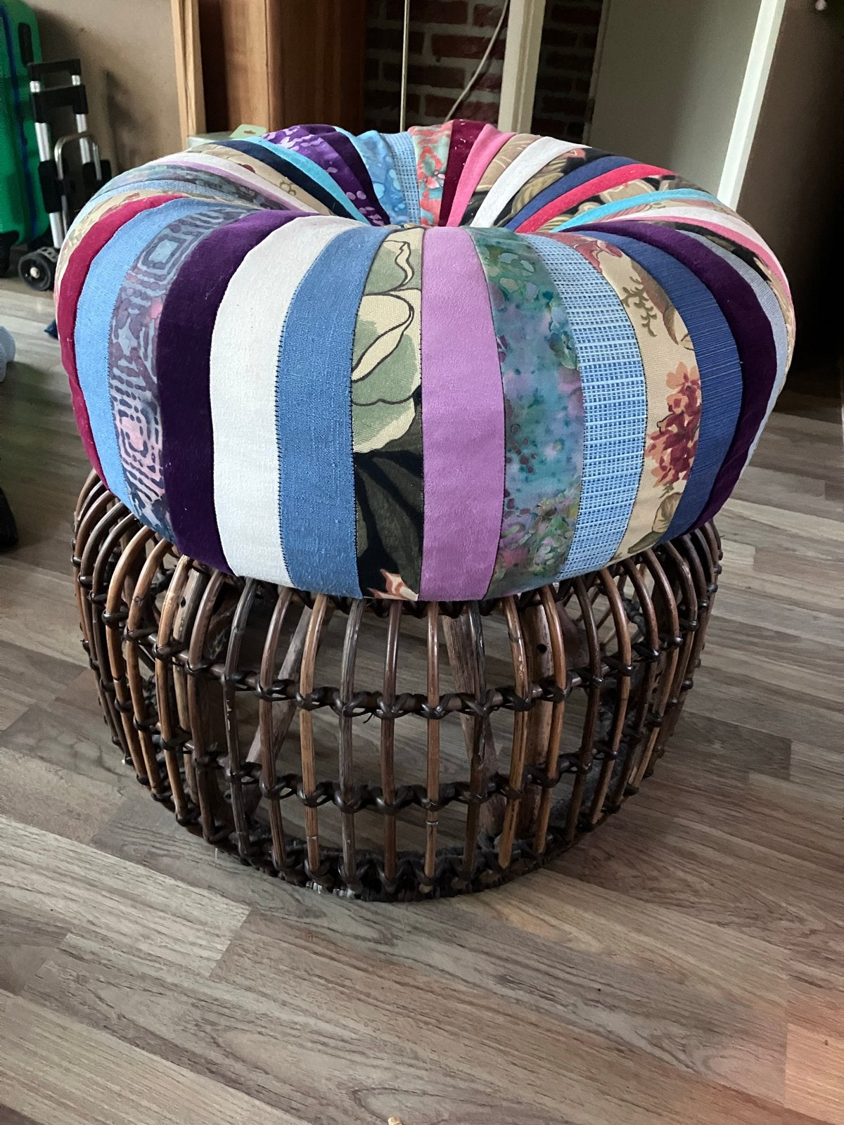 Rotan poef met kleurrijk patchwork kussen, Ophalen, Gebruikt, Rond, Riet of Rotan