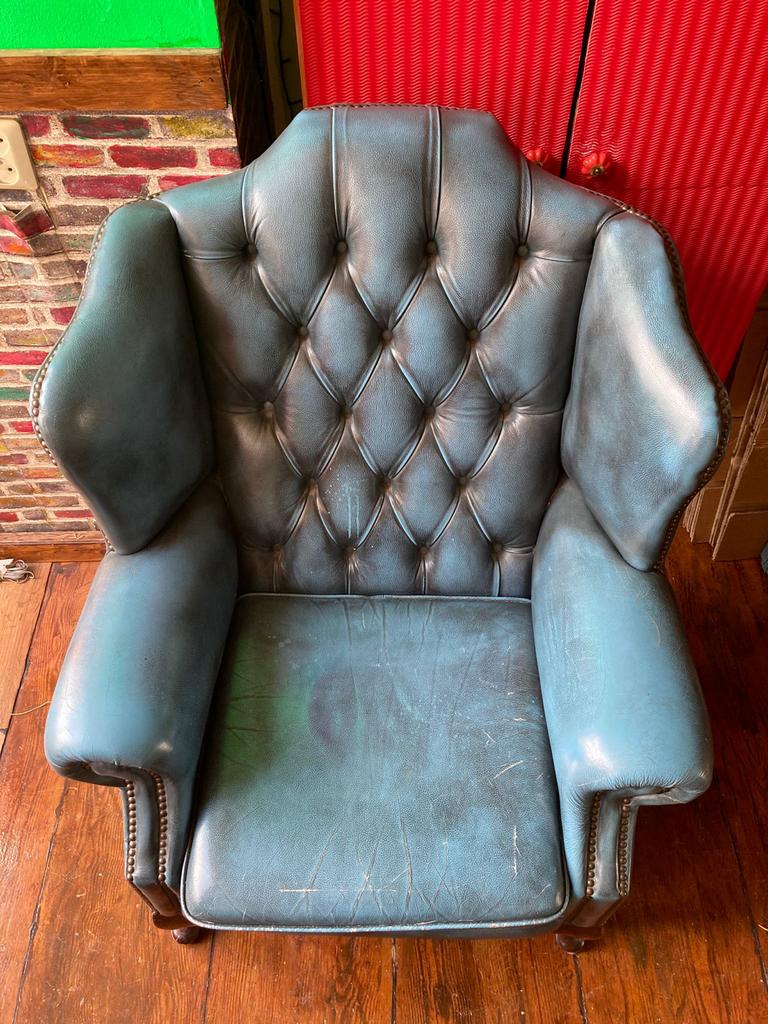Blauwe Chesterfield Fauteuil - Klassiek en Comfortabel, Huis en Inrichting, Fauteuils, Ophalen, Gebruikt, Leer, 75 tot 100 cm