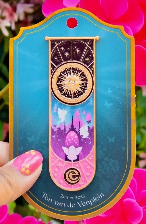 Efteling Zomer Pin 3, Ton van de Venplein, Nieuw op kaartje, Ophalen of Verzenden, Nieuw, Overige onderwerpen, Speldje of Pin