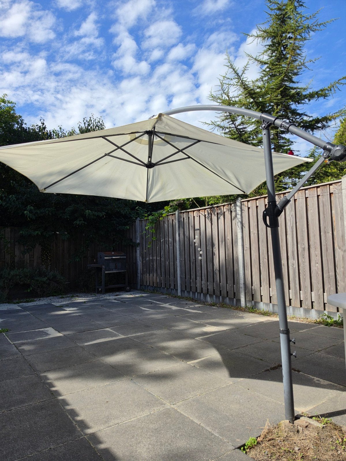 Tuinset compleet: parasol, BBQ, opbergbox, tafel & 7 stoelen, Ophalen, Gebruikt, Minder dan 1 meter, Zweefparasol
