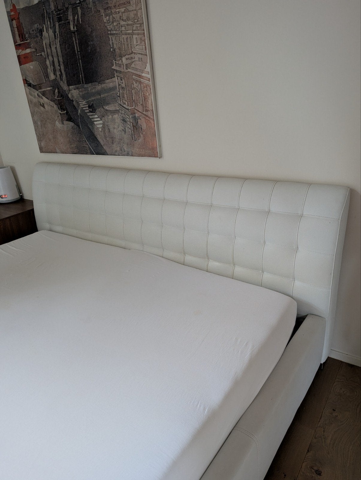 Gratis Wit leren 2-persoonsbed met lattenbodems (200x220), Huis en Inrichting, Slaapkamer | Bedden, Gebruikt, Wit, Tweepersoons