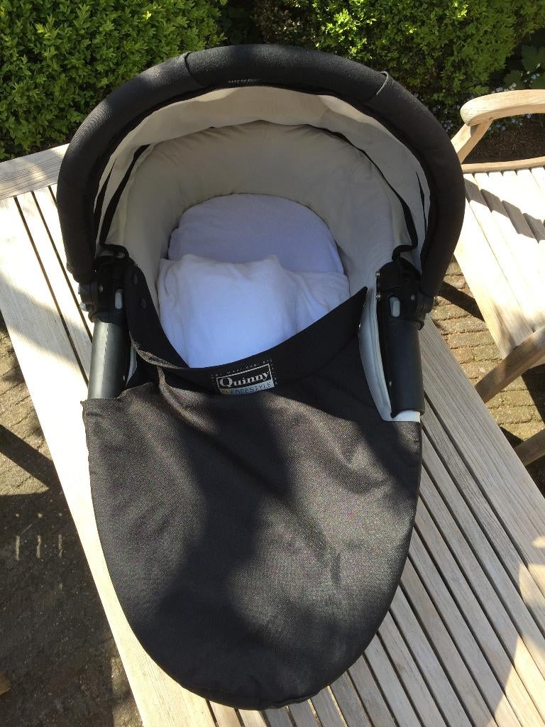 Reiswieg zwart merk: Quinny incl. dekbedje etc., Kinderen en Baby's, Kinderwagens en Combinaties, Ophalen of Verzenden, Zo goed als nieuw