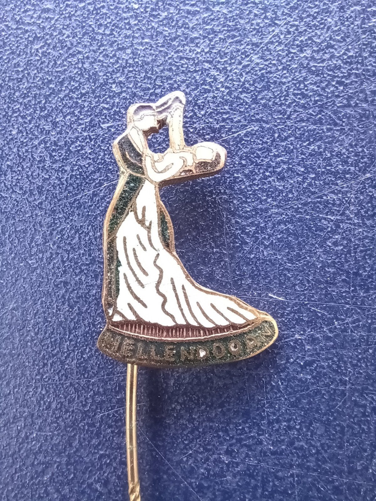 Emaille speldje dansschool Hellendoorn (danspaar), Verzamelen, Speldjes, Pins en Buttons, Ophalen of Verzenden, Gebruikt, Overige onderwerpen