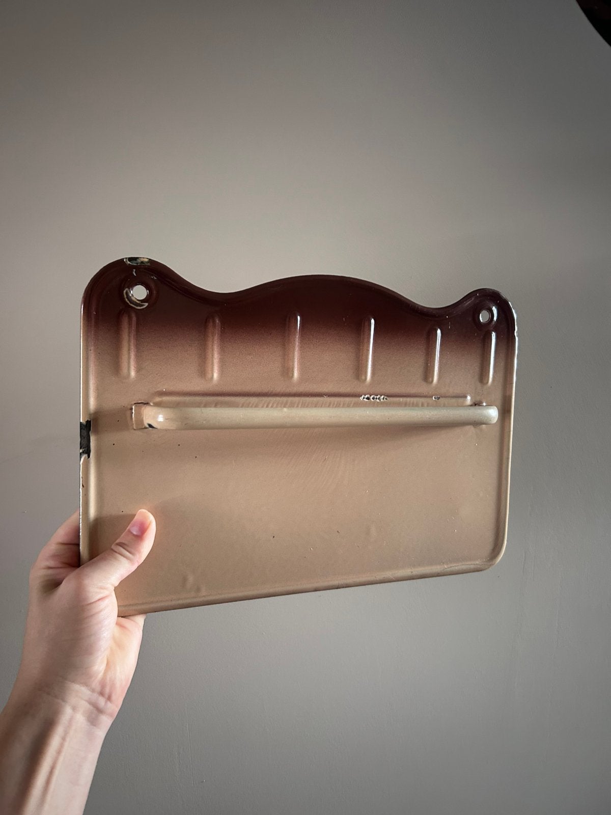 Retro rozebruin emaille wandrekje met karakter, Ophalen of Verzenden