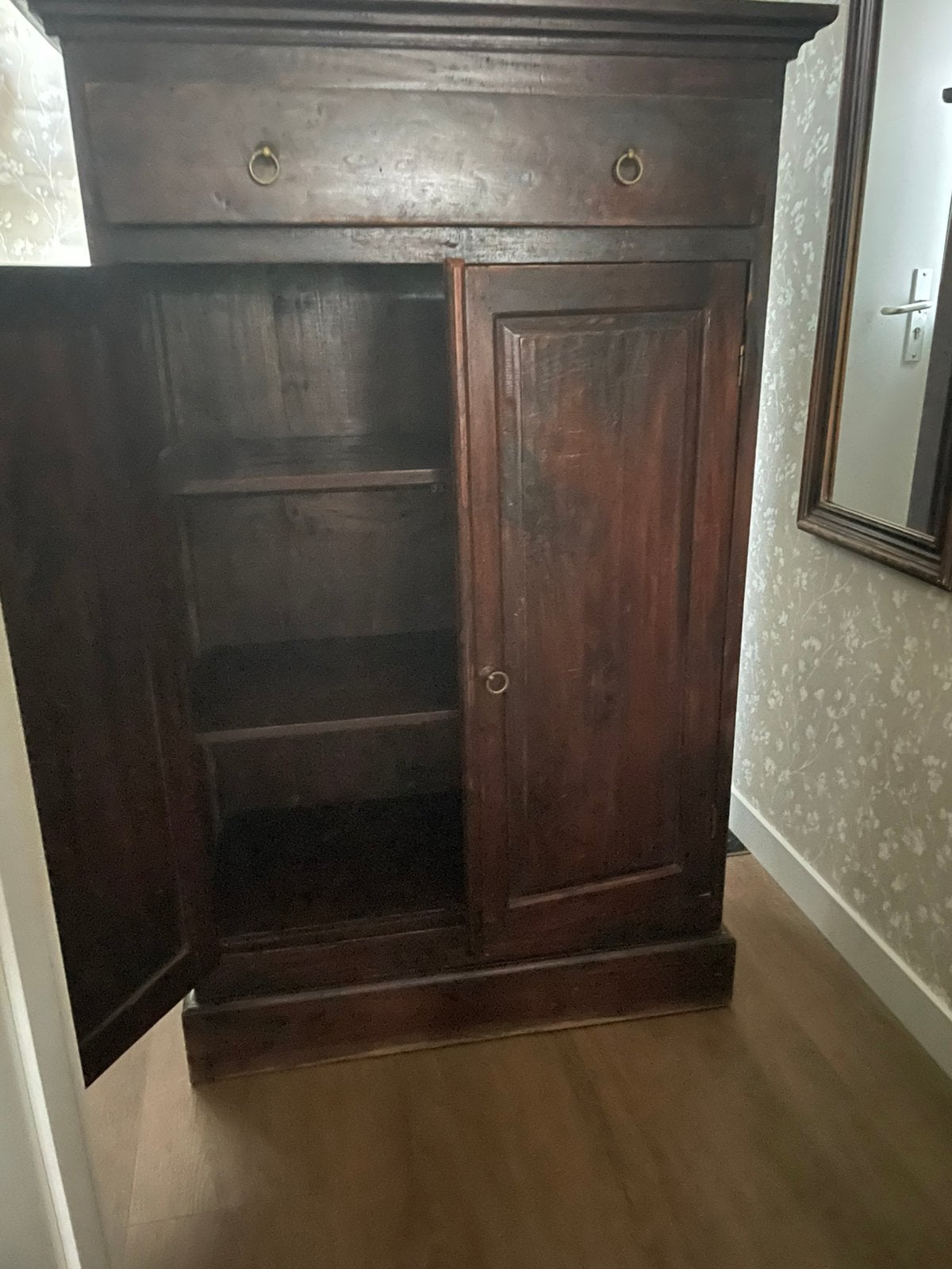 Meidenkast donker teak hoogte 140, breed 90, diep 42, Ophalen, Gebruikt