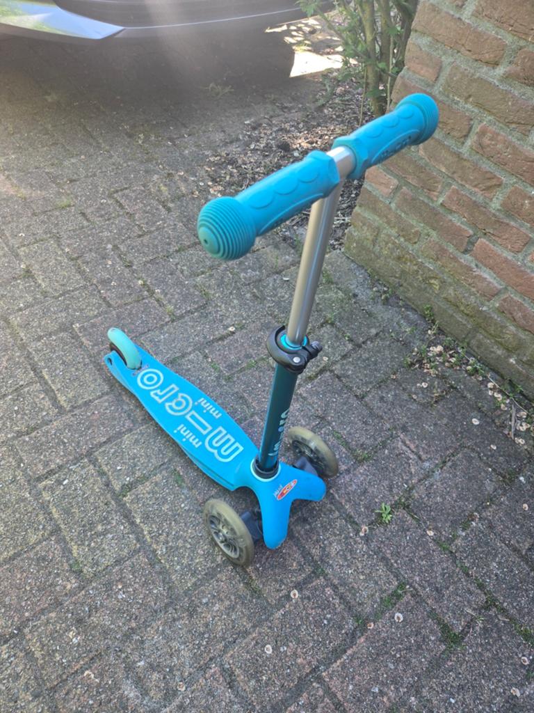 Blauwe 3-wiel step. Mini Micro met lampjes in voorwielen, Ophalen, Gebruikt, Gewone step