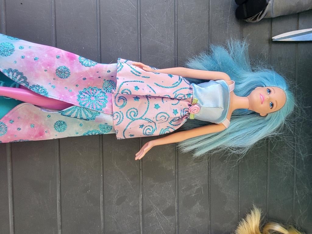 Barbie met blauw haar en roze/blauwe jurk, Ophalen of Verzenden, Gebruikt, Barbie