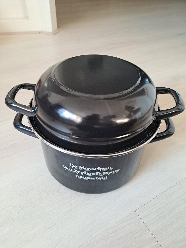 Mosselpan zwart met schelpdeksel, Ophalen of Verzenden, Zo goed als nieuw, Rvs, Kookpan of Snelkookpan