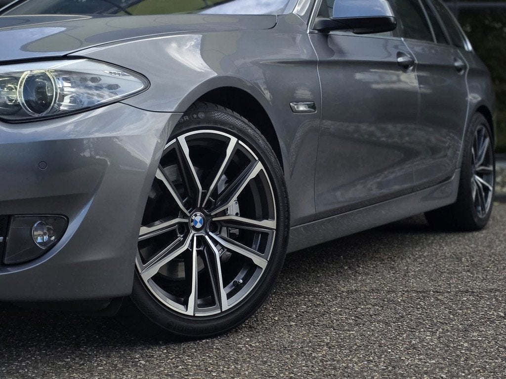 BMW 5-serie Touring 528xi High Executive|Panodak|ACC|Head-up, Automaat, 1780 kg, Gebruikt, Beige