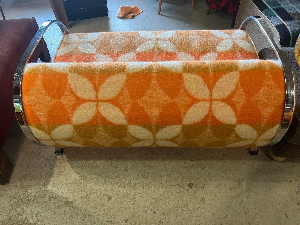 Vintage bankje met oranje/witte stof en chromen frame, Huis en Inrichting, Banken | Bankstellen, Ophalen, Gebruikt, Tweepersoons