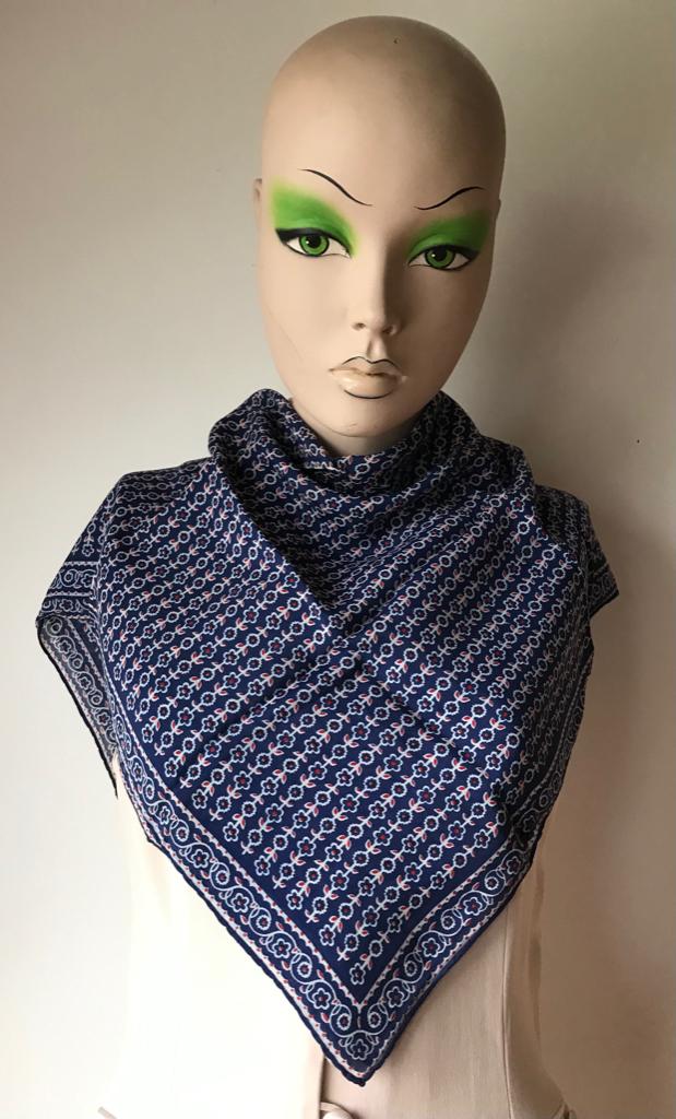 Sjaal Zijde Blauw wit rood met bloemetjes - vintage nr 9., Kleding | Dames, Mutsen, Sjaals en Handschoenen, Ophalen of Verzenden