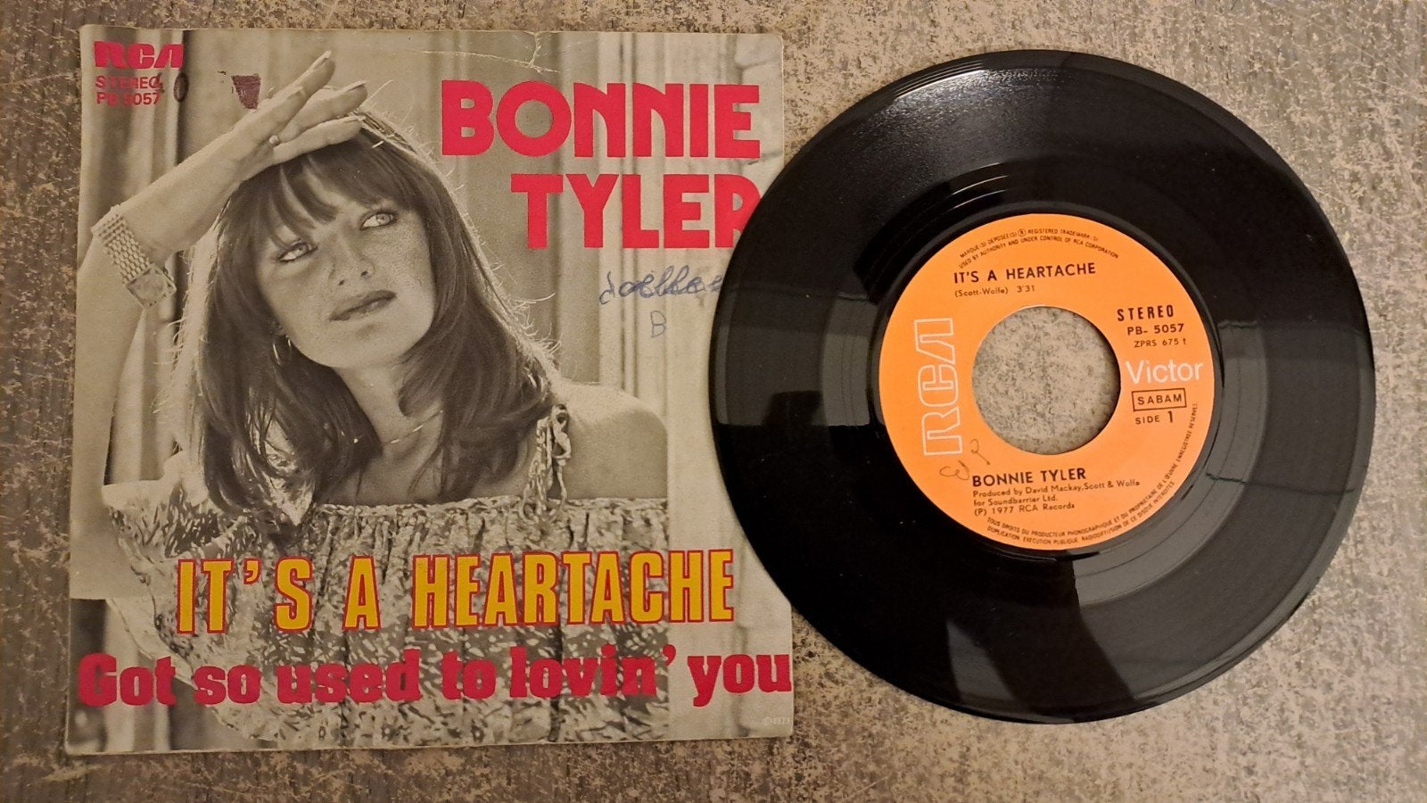 Bonnie Tryler - It's a heartache, Gebruikt, 7 inch, Pop, Fotohoes