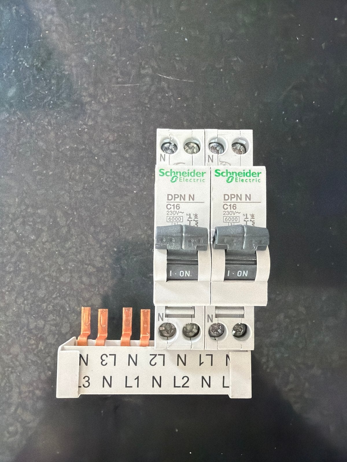 2 Schneider Electric DPN N C16 automaten, Ophalen of Verzenden, Gebruikt, Schneider Electric, Installatieautomaat