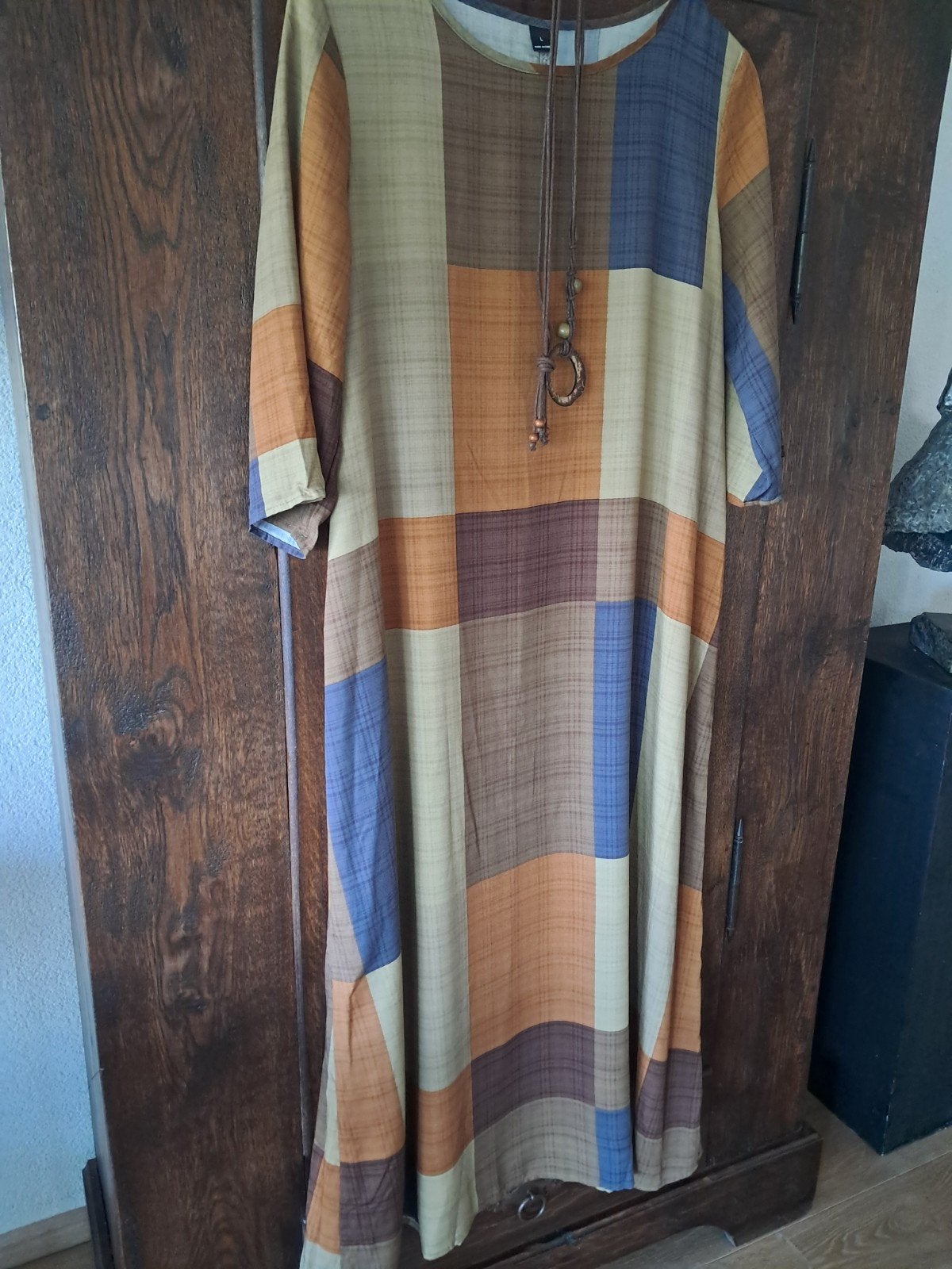 Lange jurk met ruitpatroon en ketting, Kleding | Dames, Jurken, Zo goed als nieuw, Maat 38/40 (M), Overige kleuren, Knielengte