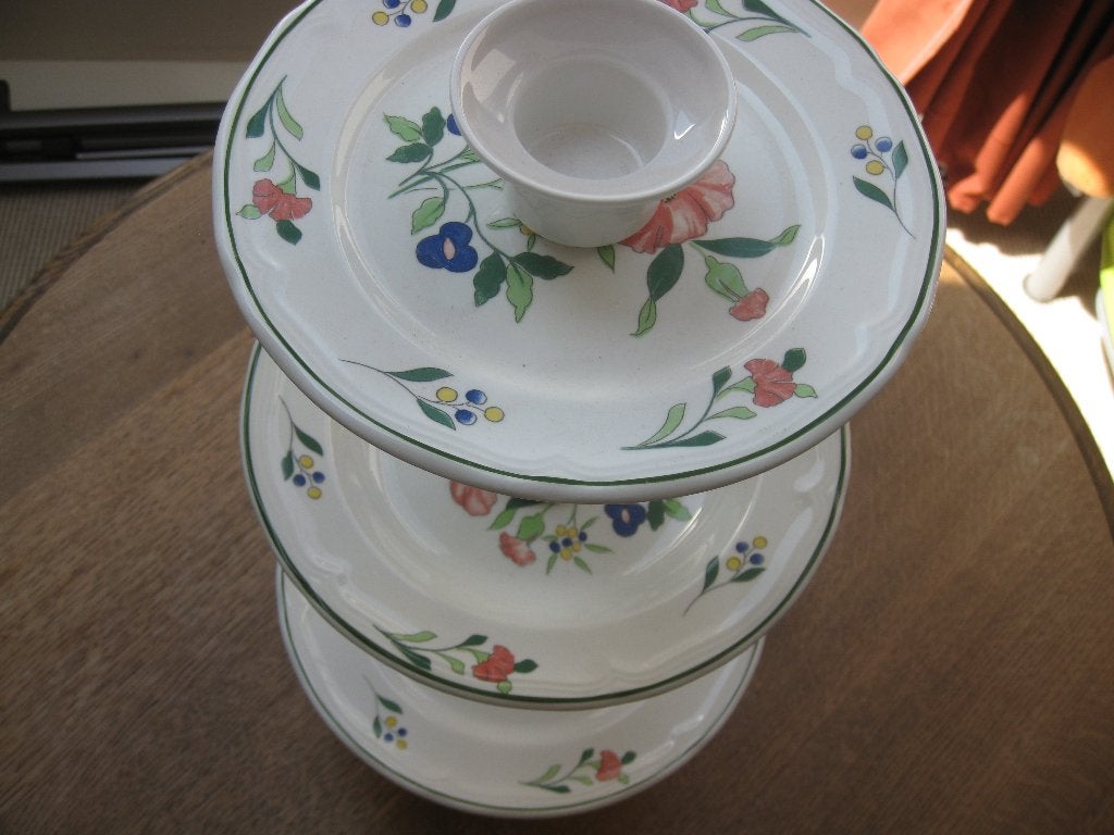 Bijzonder leuke etagère van wit porselein met bloemetjes., Ophalen of Verzenden, Zo goed als nieuw, Etagère, Steen/keramiek