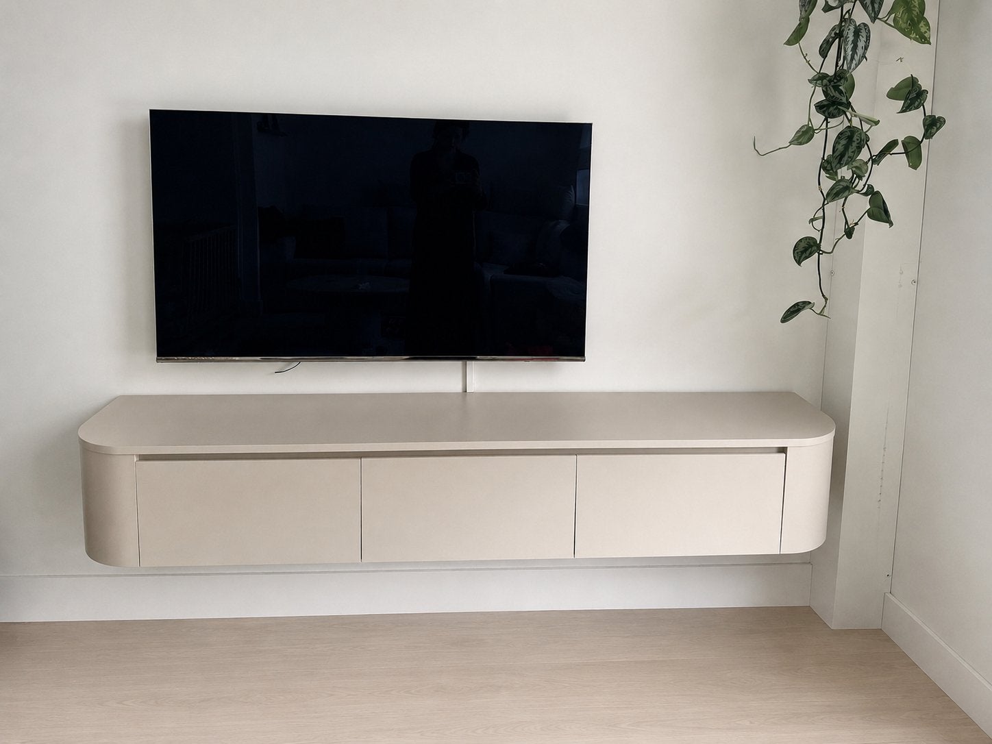Stijlvol zwevend tv meubel | Beige, Ophalen, 150 tot 200 cm, Zo goed als nieuw, Minder dan 100 cm