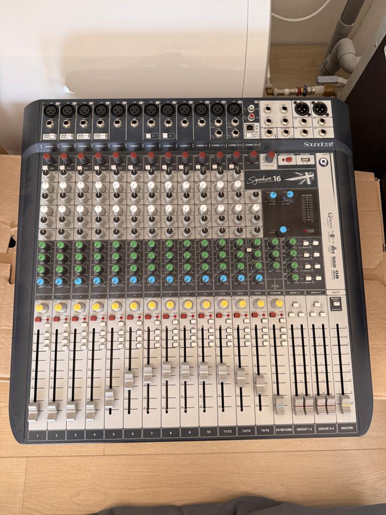 Soundcraft Signature 16 Analoge Mengtafel incl. flightcase, Muziek en Instrumenten, Mengpanelen, Ophalen of Verzenden, Gebruikt