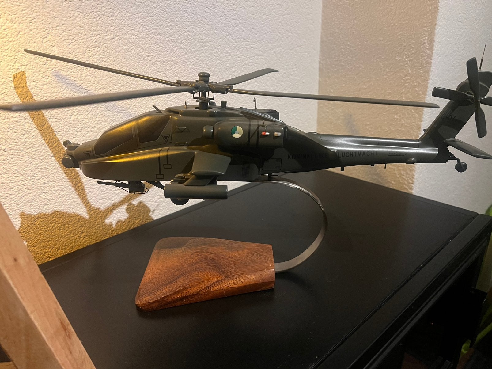 Mooie houten Apache model, Ophalen, Zo goed als nieuw, 1:72 tot 1:144, Overige merken