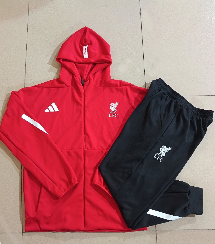 Nieuw Liverpool rood-zwart trainingspak – M/L, Ophalen of Verzenden, Nieuw, Trainingspak