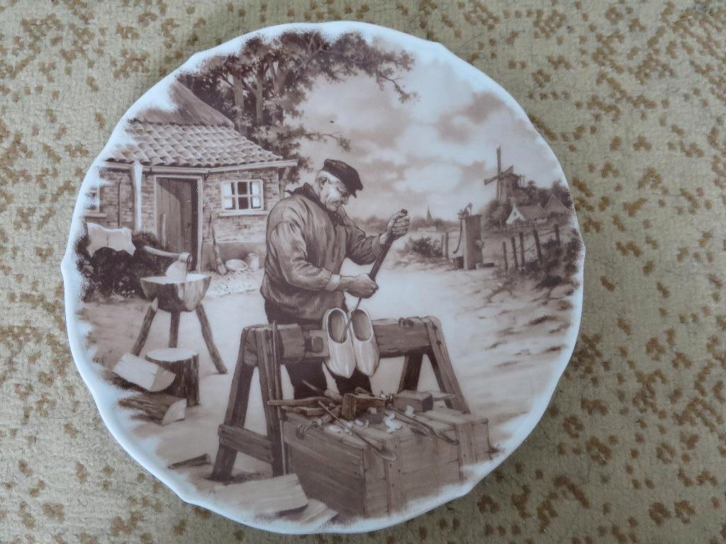 mooi porselein wandbord klompenmaker 24 cm, Ophalen of Verzenden
