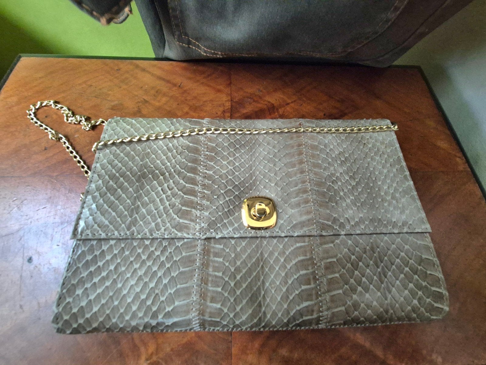 Elegante clutch van echt slangenleer met gouden ketting, Ophalen of Verzenden, Zo goed als nieuw, Beige, Avondtasje