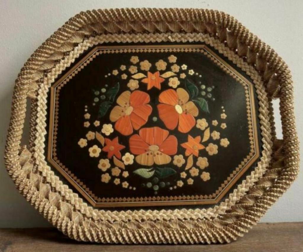 Vintage dienblad gevlochten riet ingelegd bloemen folklore, Huis en Inrichting, Ophalen of Verzenden, Rechthoekig, Overige materialen