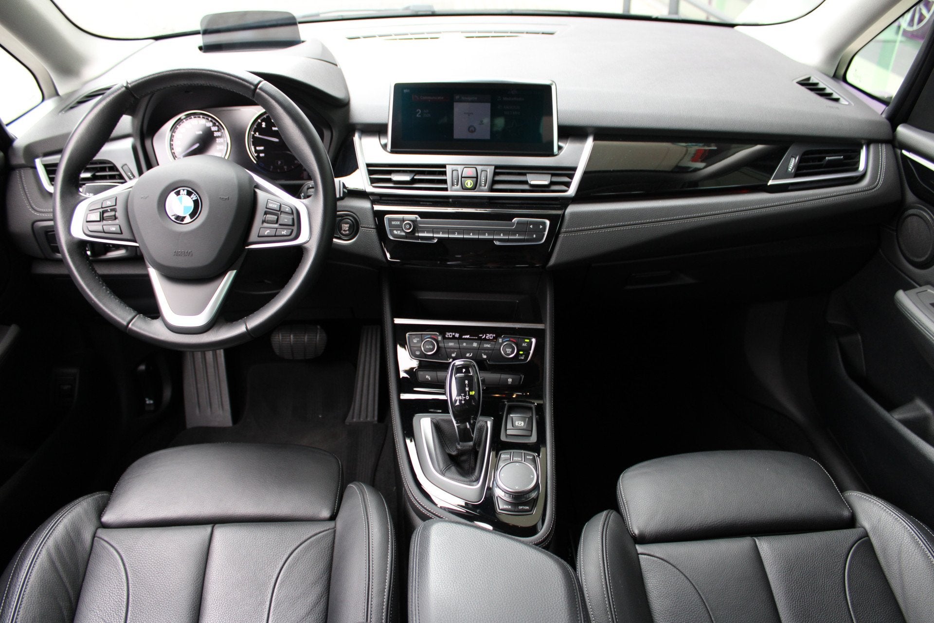BMW 2 Serie Active Tourer 218i High Executive Sport Line Aut, Auto's, 12 maanden, Gebruikt, Zwart, Bedrijf