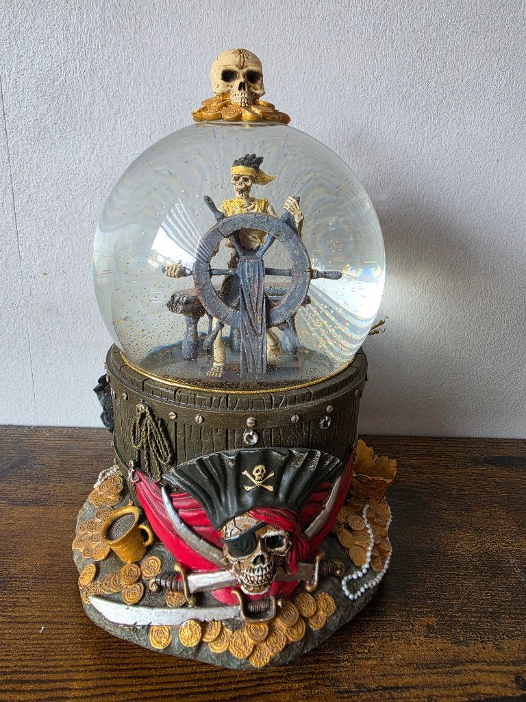 Disney snowglobe pirates of caribbean, Ophalen of Verzenden, Overige figuren, Zo goed als nieuw, Beeldje of Figuurtje