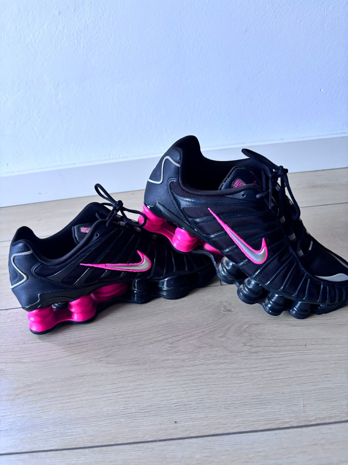 Nike Shox TL - Zwart met Roze Details, Zwart, Ophalen of Verzenden, Sneakers of Gympen, Zo goed als nieuw