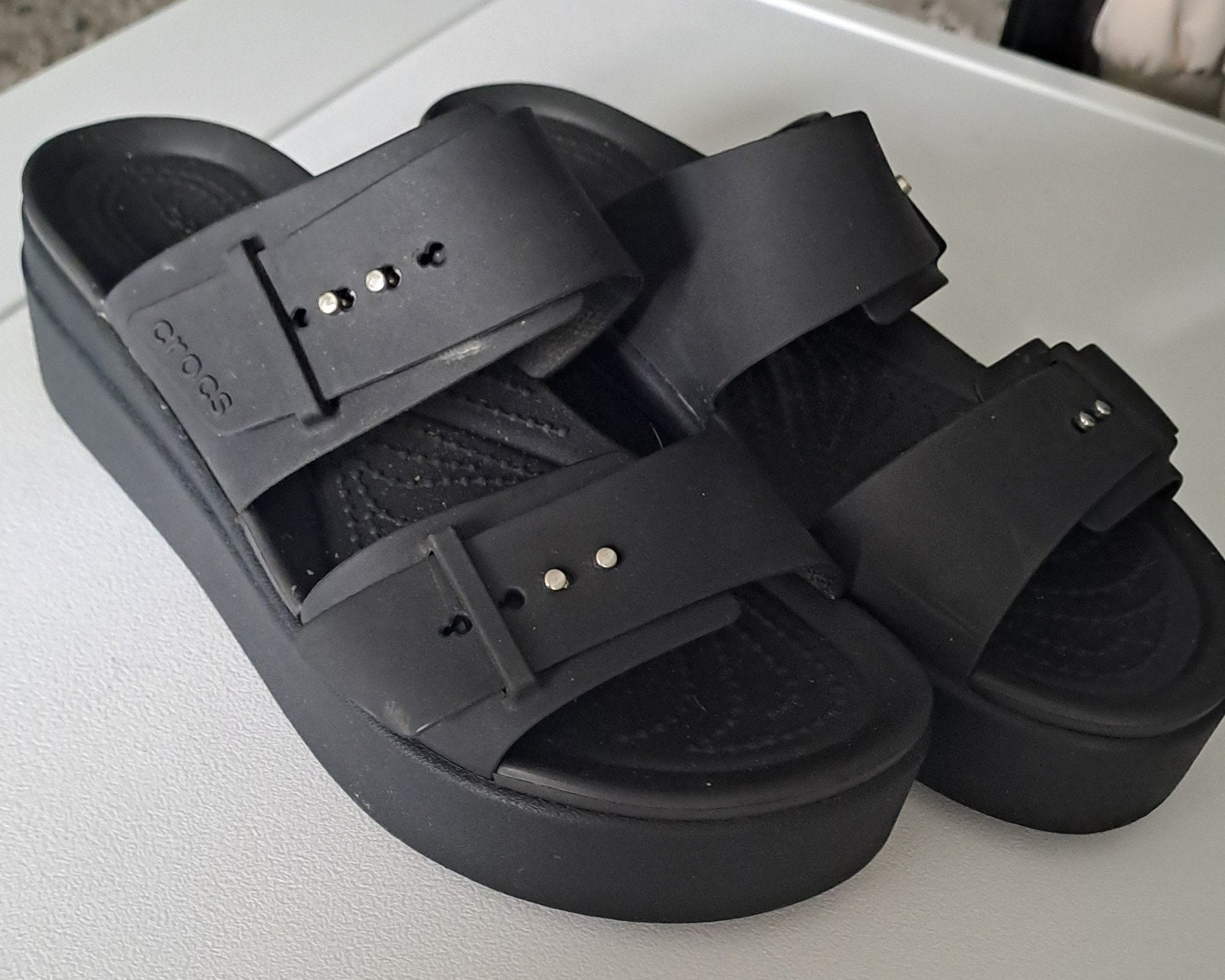 Crocs slippers met plateauzool - Zwart maat 39, Kleding | Dames, Schoenen, Slippers, Zwart, Nieuw, Ophalen of Verzenden