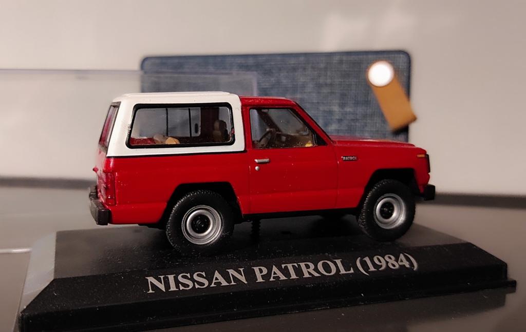 Nissan Patrol rood 1984 1:43 in vitrinedoosje., Ophalen of Verzenden, Gebruikt, Auto, Overige merken