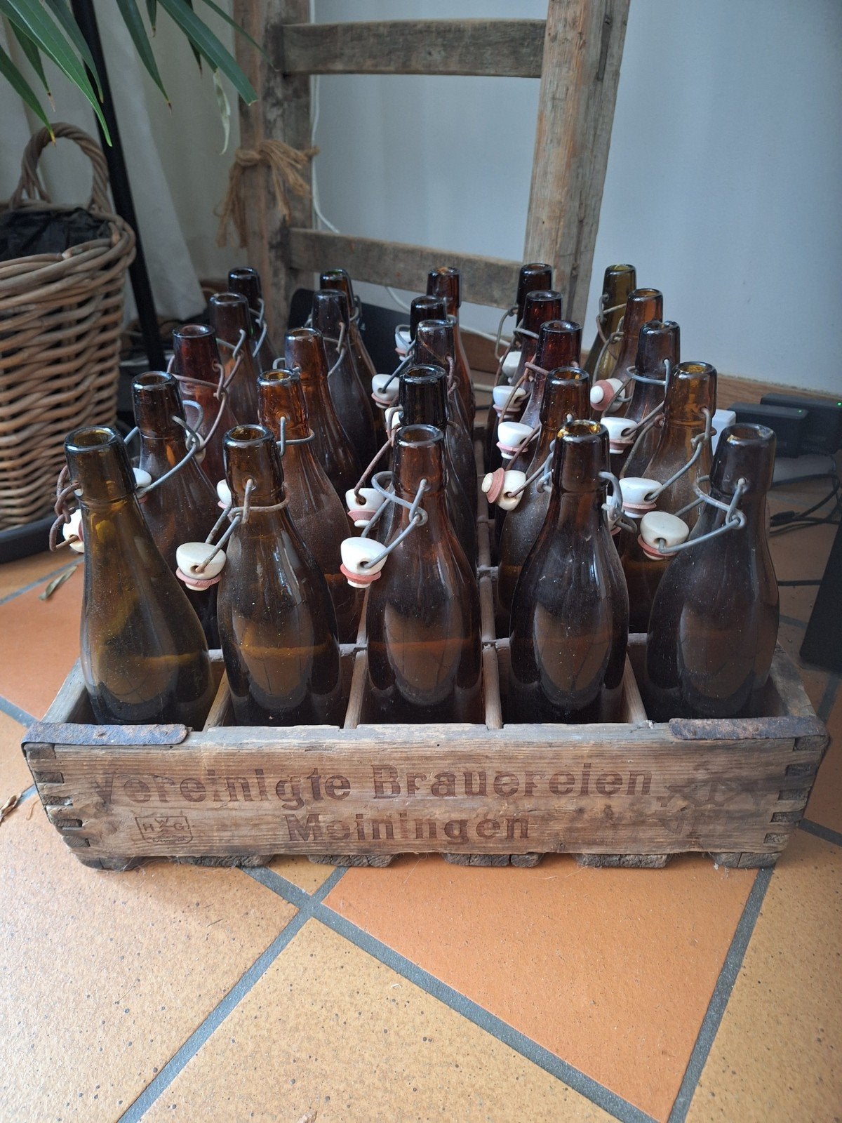 Oud antieke houten bierkrat compleet met 25 beugelflessen, Ophalen