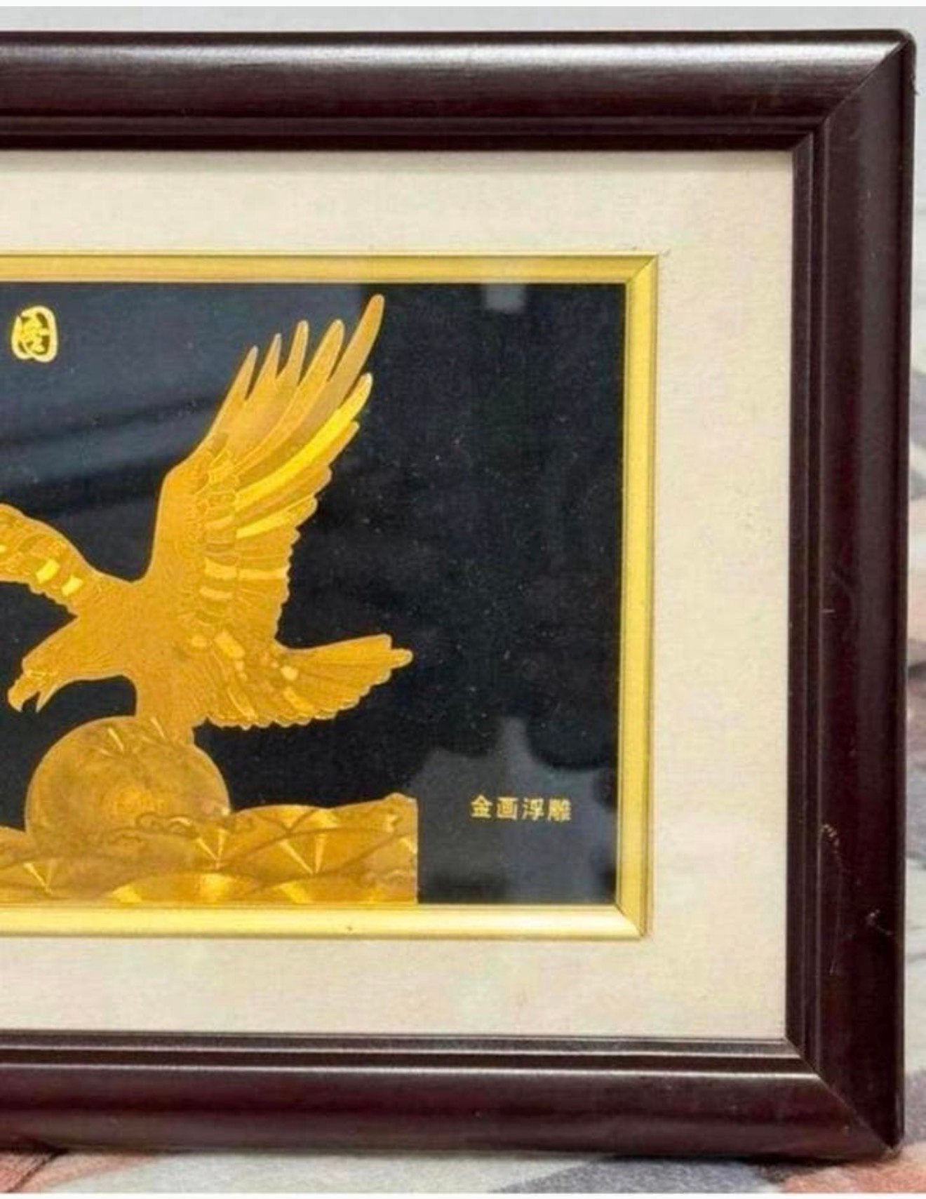 Chinees kunstwerk ingelijst gouden adelaar reliëf bladgoud, China, Ophalen of Verzenden, Ingelijst