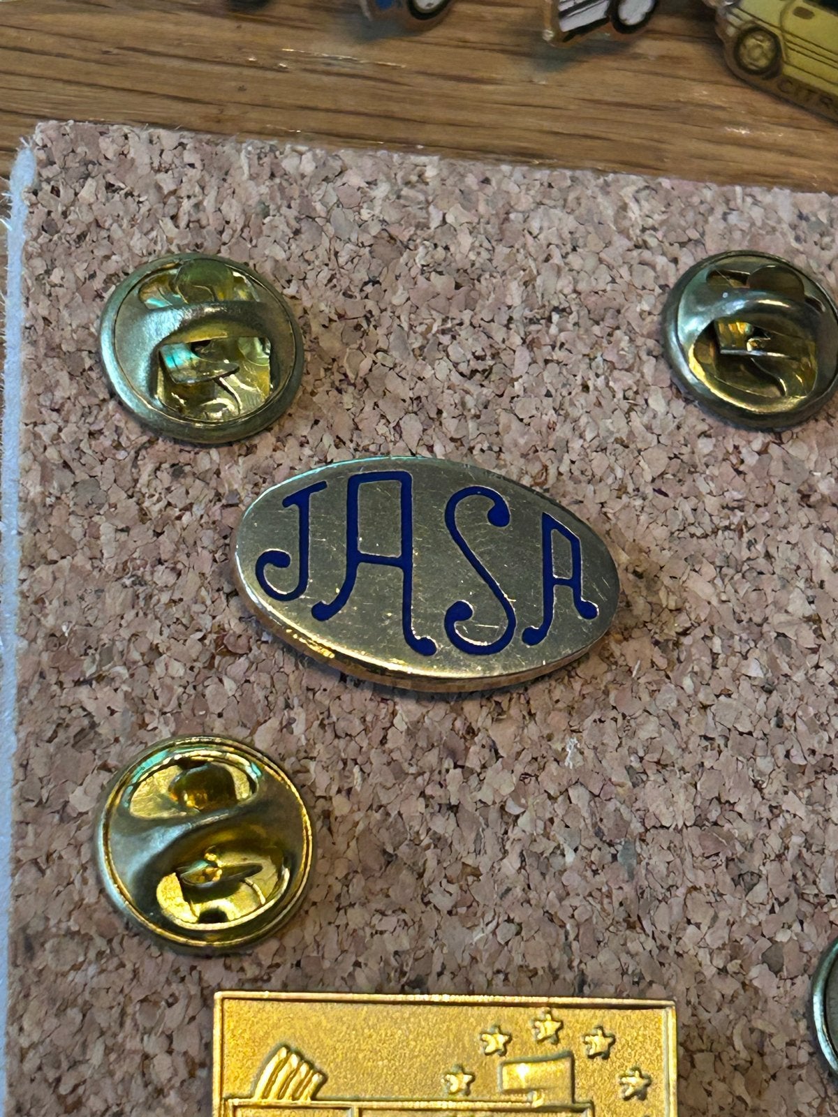 Vintage JASA pin - Gouden Ovaal met Blauwe Letters, Ophalen of Verzenden, Gebruikt, Merk, Speldje of Pin