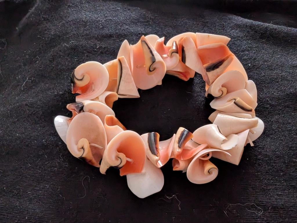 Unieke handgemaakte schelpenarmband - koraal kleur, Ophalen of Verzenden, Gebruikt, Overige kleuren, Overige materialen
