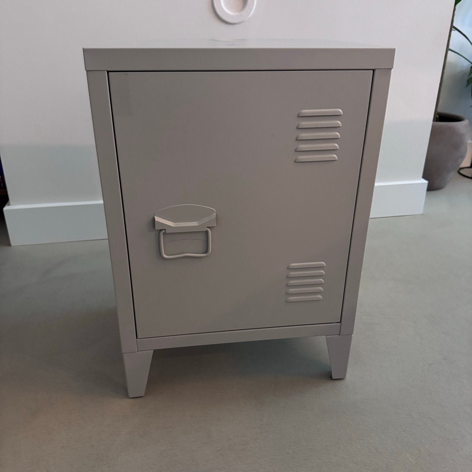Grijs metalen (nacht) kastje Hx57 Bx40 Dx30, Huis en Inrichting, Kasten | Lockerkasten, Ophalen, Zo goed als nieuw