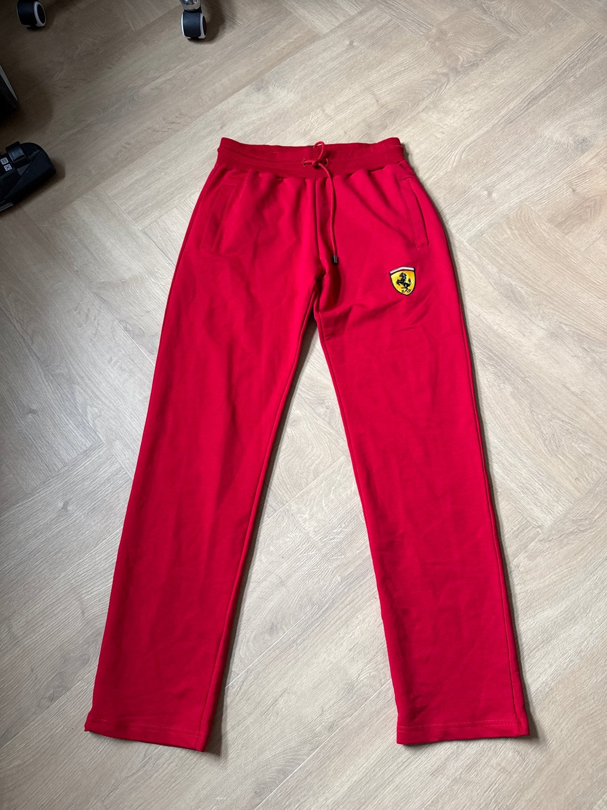 Originele Ferrari Trainingsbroek Maat L - Rood, Ophalen of Verzenden, Zo goed als nieuw, Maat 52/54 (L), Rood