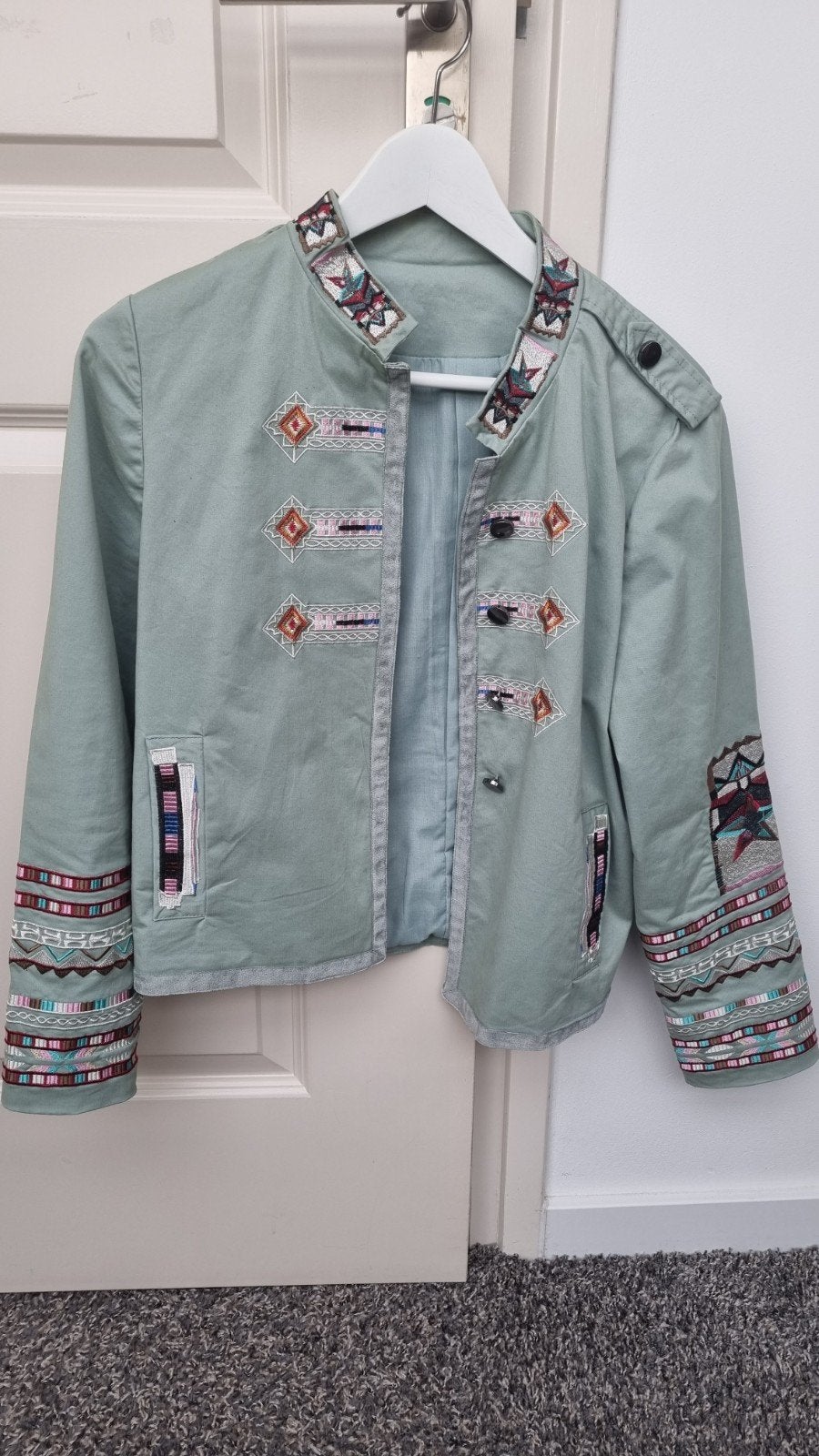 Leuke lichtgroene blazer met borduursels maat L/XL, Kleding | Dames, Ophalen of Verzenden, Gedragen, Maat 46/48 (XL) of groter