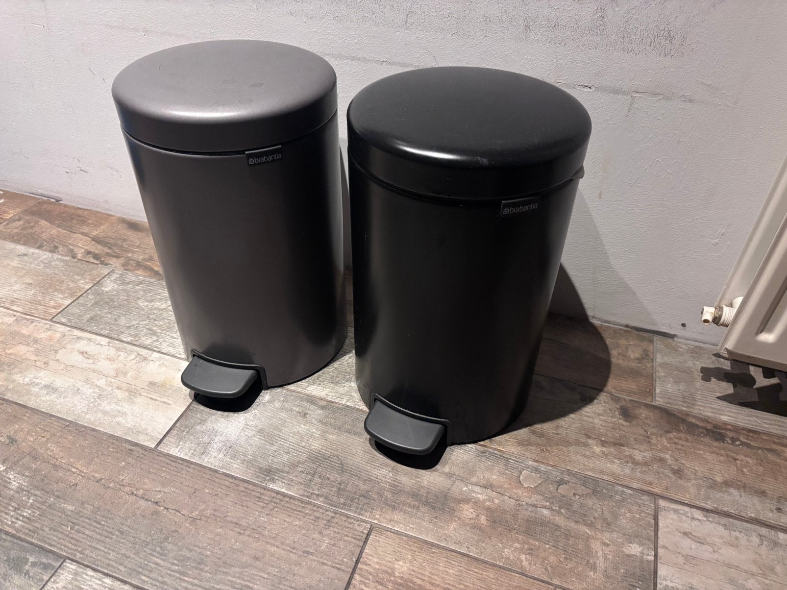 Two Brabantia Pedal Bins – Black & Dark Grey, Ophalen, Zo goed als nieuw