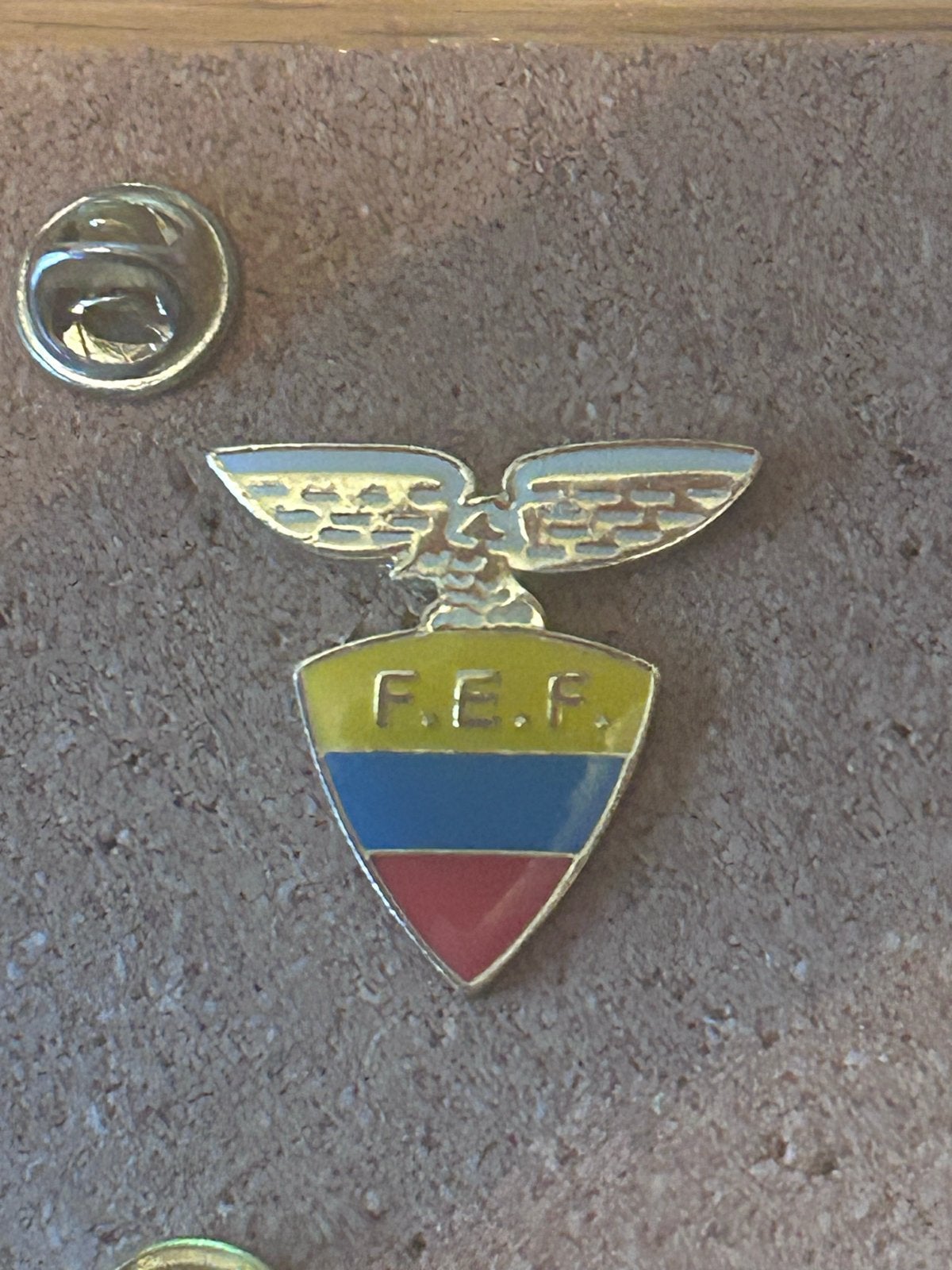 FEF Ecuador Voetbal pin- Adelaar Embleem, Ophalen of Verzenden, Gebruikt, Sport, Speldje of Pin
