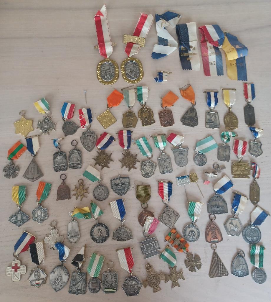 Groep diverse oude veel wandelmedailles Nederland j.50 - 70, Verzenden, Overige materialen, Nederland