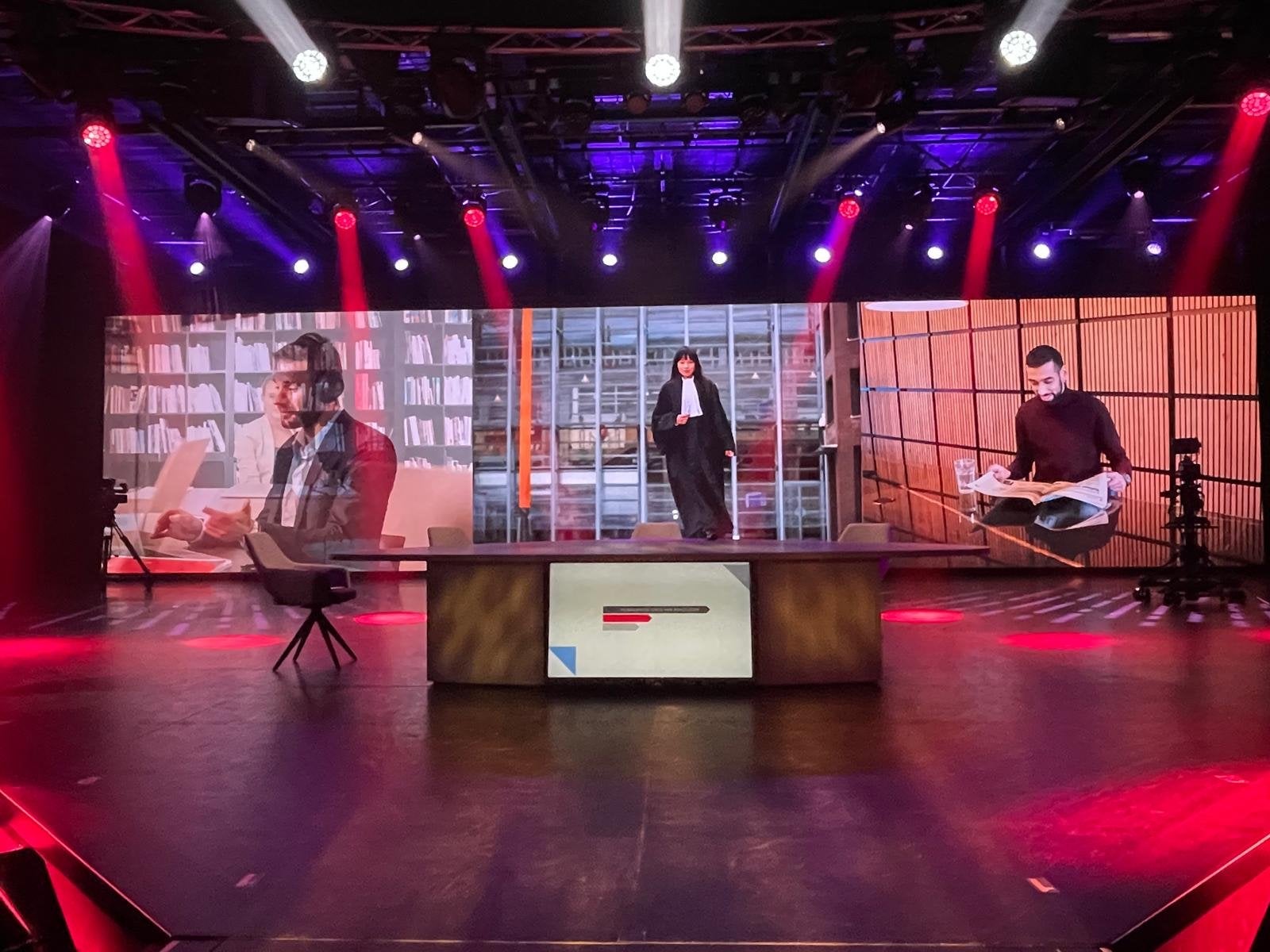 Hoogwaardige Talkshow Tafel - Zonder TV Scherm, Zakelijke goederen, Vergader- of Presentatieruimte, Ophalen, Gebruikt, Tafel