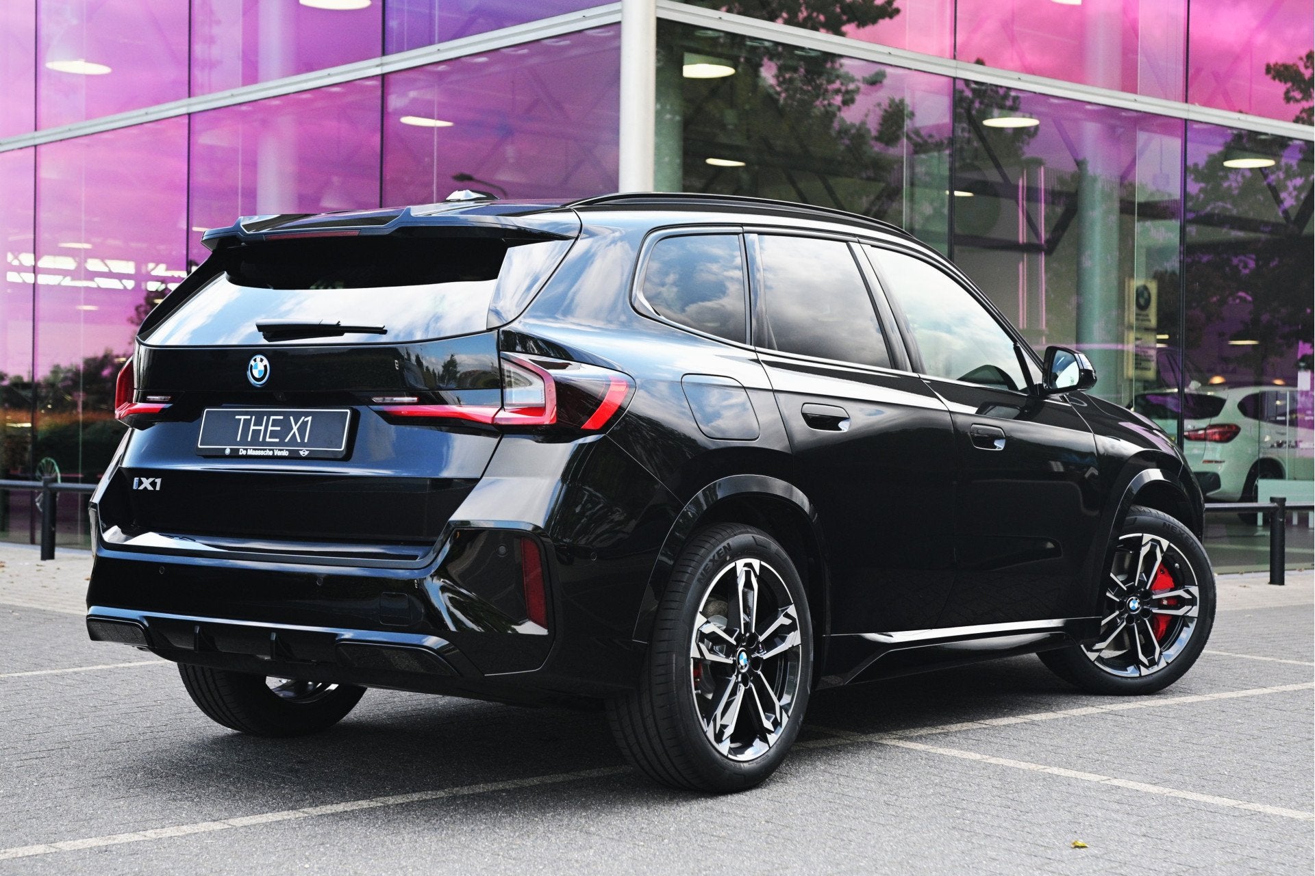 BMW iX1 eDrive20 M Sport / Panoramadak / Trekhaak / Sportsto, Auto's, Zwart, Leder, Nieuw, 1840 kg
