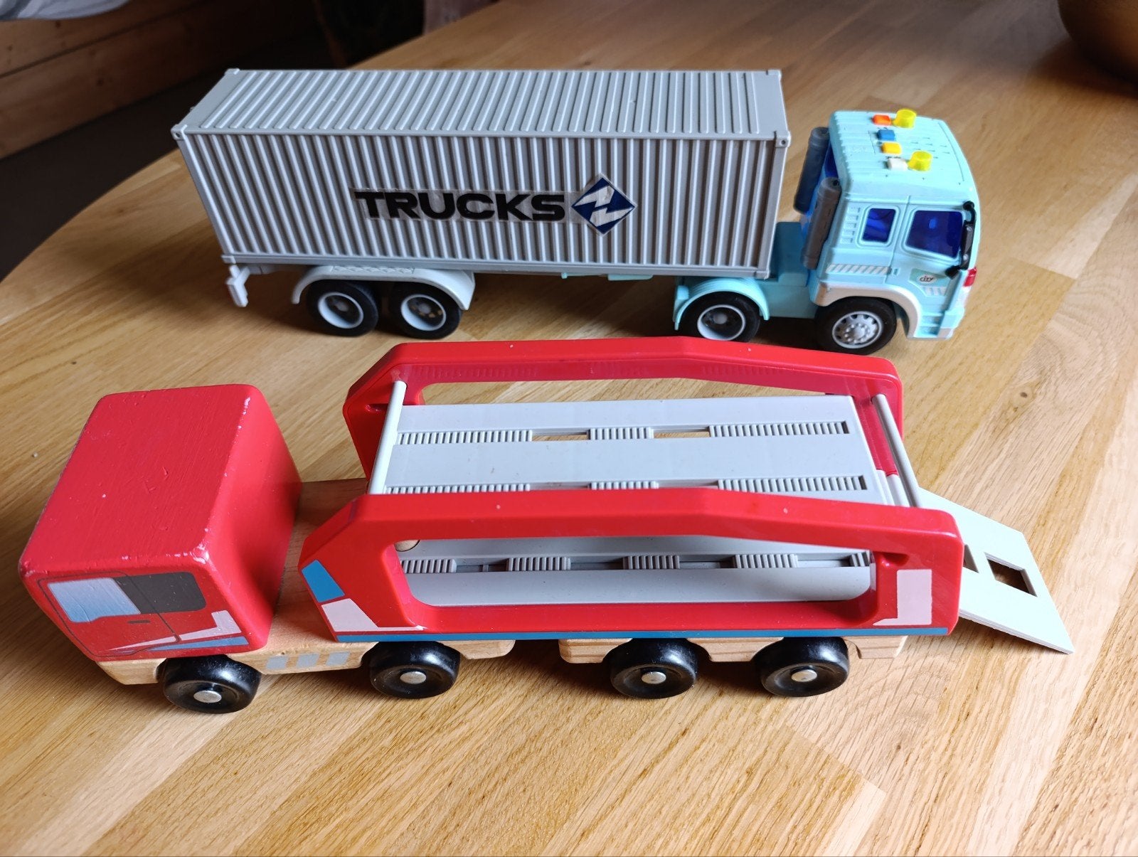 Speelgoed vrachtwagenset: container en autotransporter, Ophalen, Gebruikt