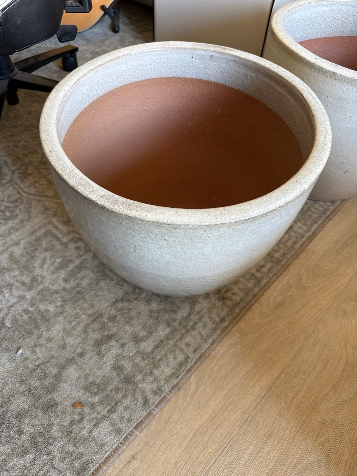 2x Grote Aardewerk Bloempot - Crème/Beige, 40 cm of meer, Rond, Binnen, Ophalen of Verzenden